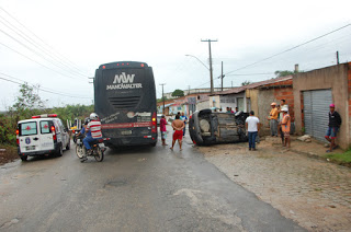 Ônibus de Mano Walter se envolve em acidente em Marechal