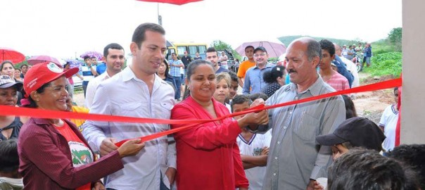Prefeito Zé Cícero entrega unidade escolar às crianças que estudavam em Escola de Taipa