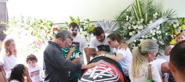 Centenas de pessoas se despedem do alagoano Arthur Maia em Maceió
