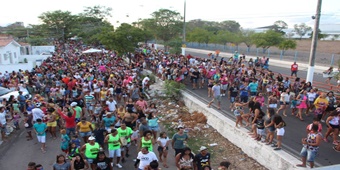 Milhares de pessoas participam do arrastão do Bloco Pompeu em Delmiro Gouveia