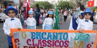 Crianças da creche Profª Suely Brandão participam de desfile em homenagem ao dia das crianças em Delmiro Gouveia
