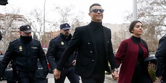 Cristiano Ronaldo assina sua condenação a dois anos de prisão por fraude fiscal