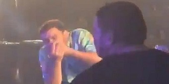 Mano Walter é atingido por latinha de cerveja em show no Maranhão; vídeo