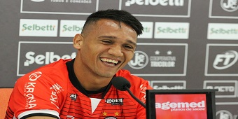 Com ajuda de Thiago Alagoano, São Luiz vence o São José e avança à semifinal do Gauchão