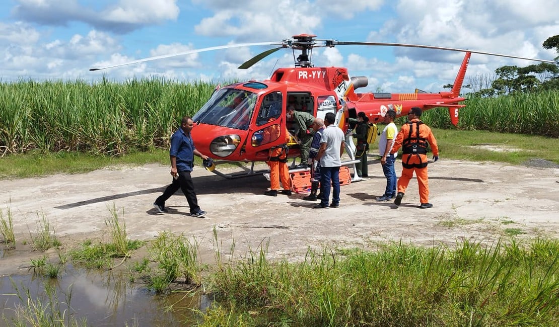 Grupamento Aéreo dos bombeiros resgata homem que caiu em barreira na área de mata em Piranhas