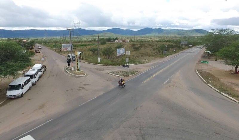 Colisão entre carro e moto deixa uma pessoa ferida no cruzamento da Maria Bode