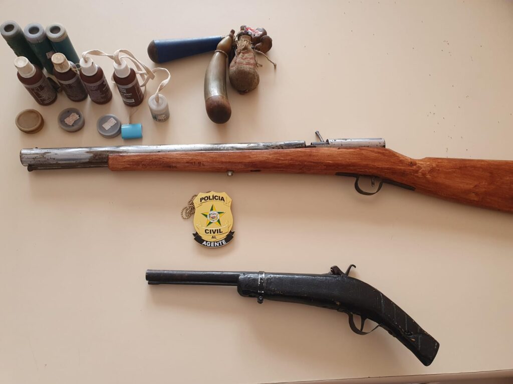 Delegacia de Santana do Ipanema apreende armas durante investigação de homicídio