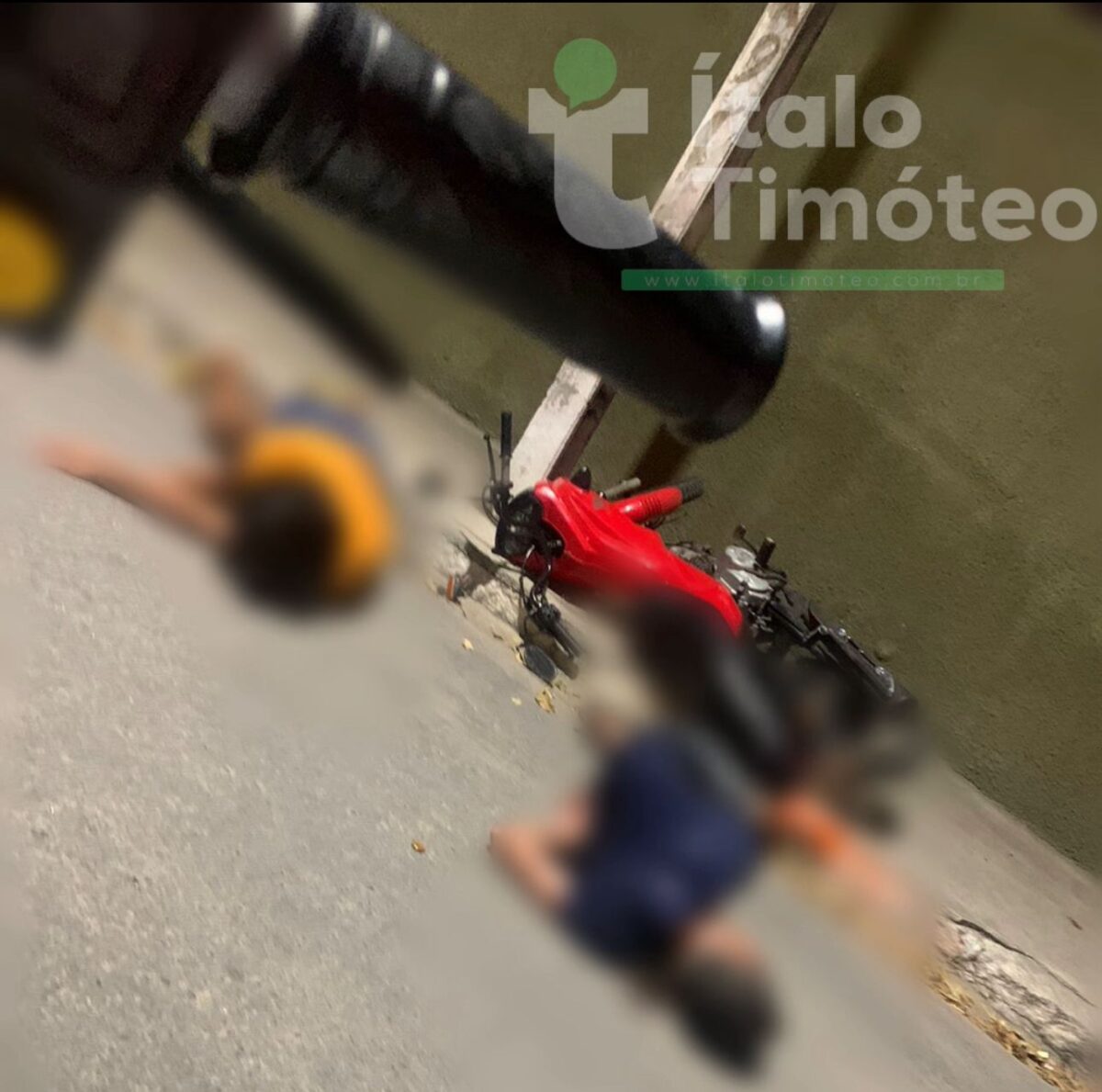 Casal embriagado fica gravemente ferido após colisão de motocicleta com poste em Delmiro Gouveia