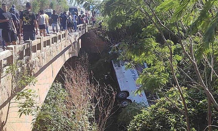 Acidente entre ônibus e caminhonete deixou ao menos 8 mortos em Minas