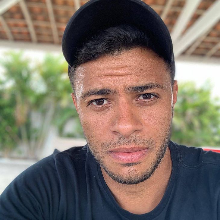 Ex-jogador Cleiton Xavier paga débito de pensão alimentícia e é liberado pela polícia