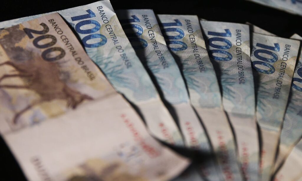 Mulher é presa acusada de causar prejuízo de mais de R$ 200 mil a população e comerciantes de Olho d’Água das Flores