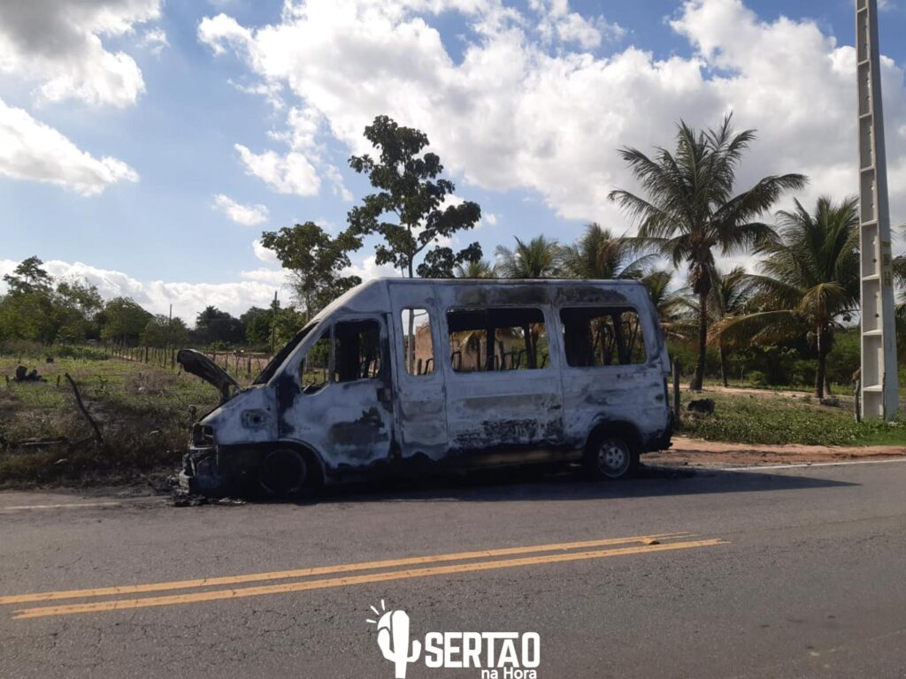 Van do transporte alternativo pega fogo na AL 130 entre Olho d’Água e Santana