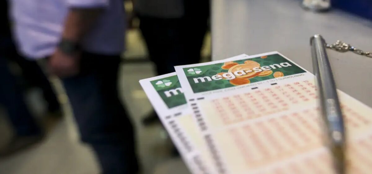 Ninguém acerta as seis dezenas e Mega-Sena acumula em R$ 12 milhões