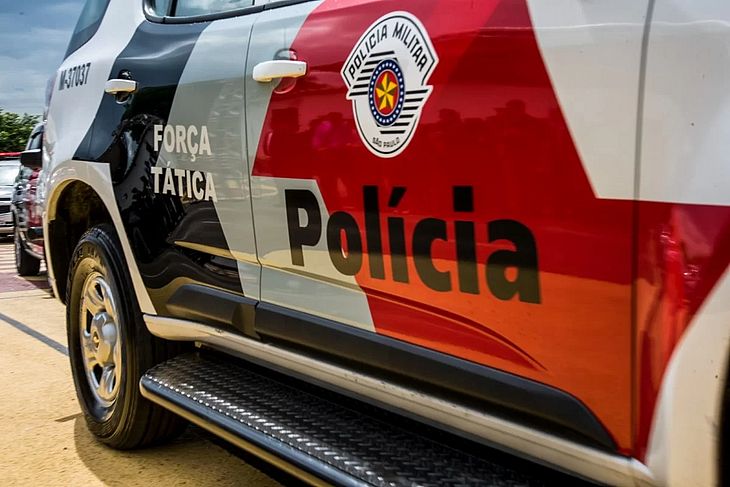 Policial militar é investigado por vídeos utilizando arma como brinquedo sexual