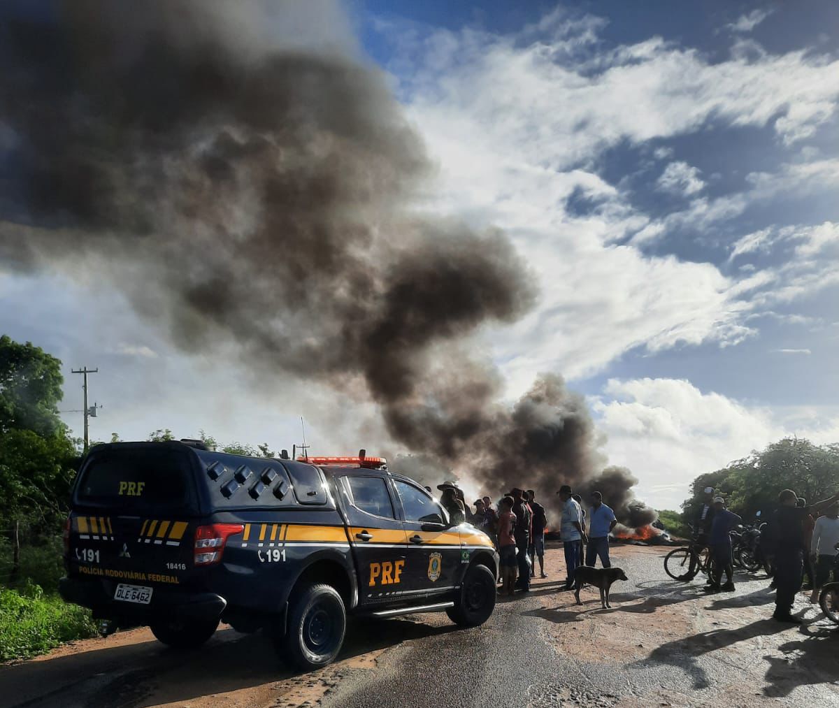 Moradores de Maravilha protestam bloqueando rodovia estadual em busca de melhorias na pavimentação