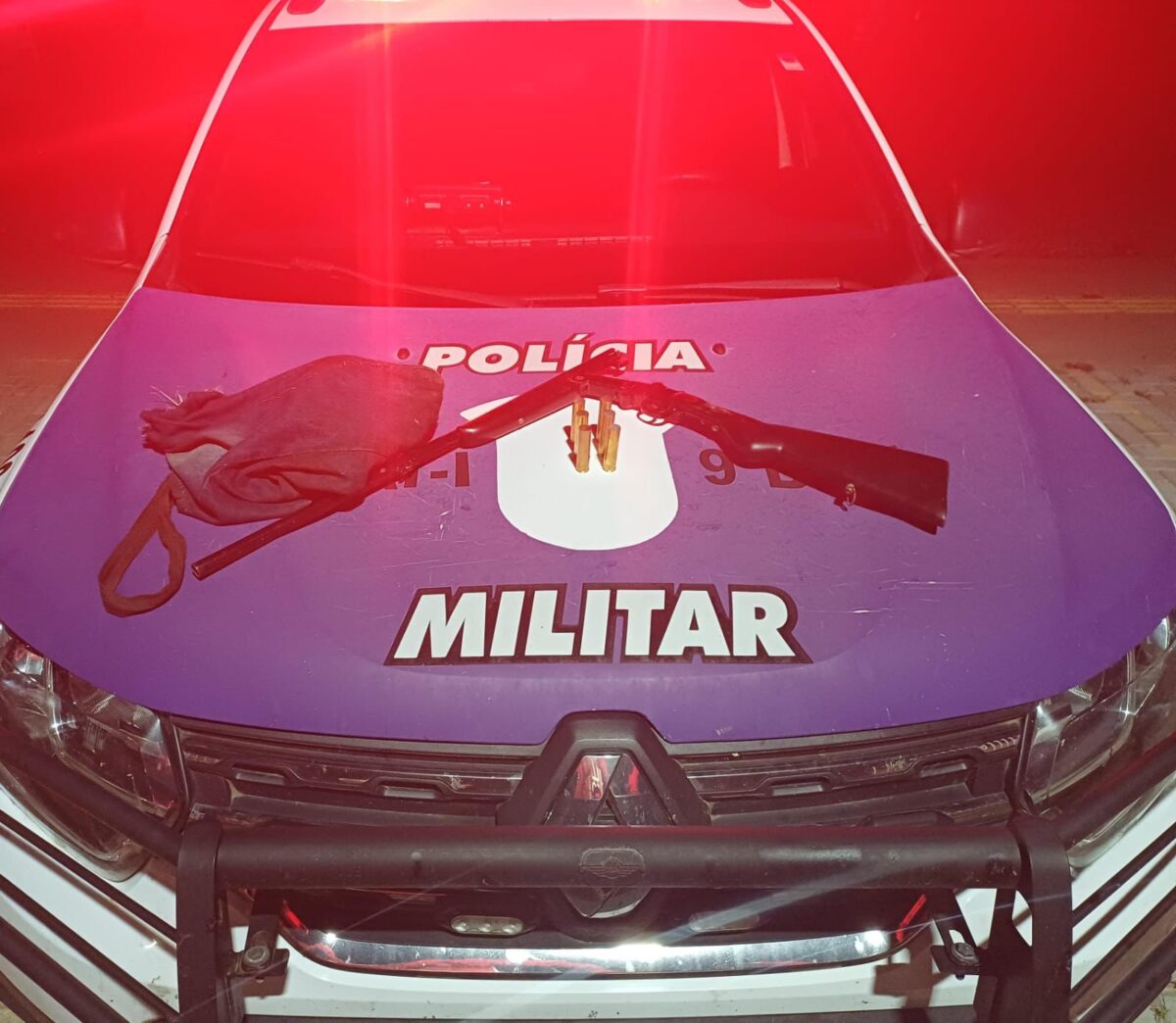 Homem é preso depois de agredir companheira e possuir arma de fogo em casa sem permissão