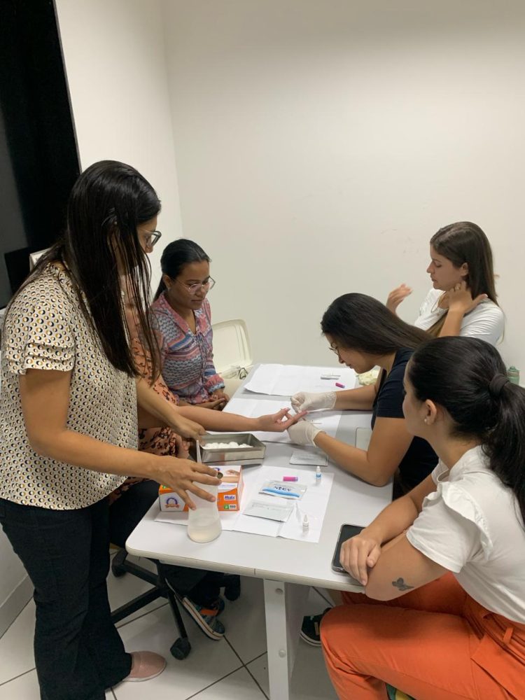 Enfermeiras da atenção primária à saúde participam de capacitação sobre teste rápido