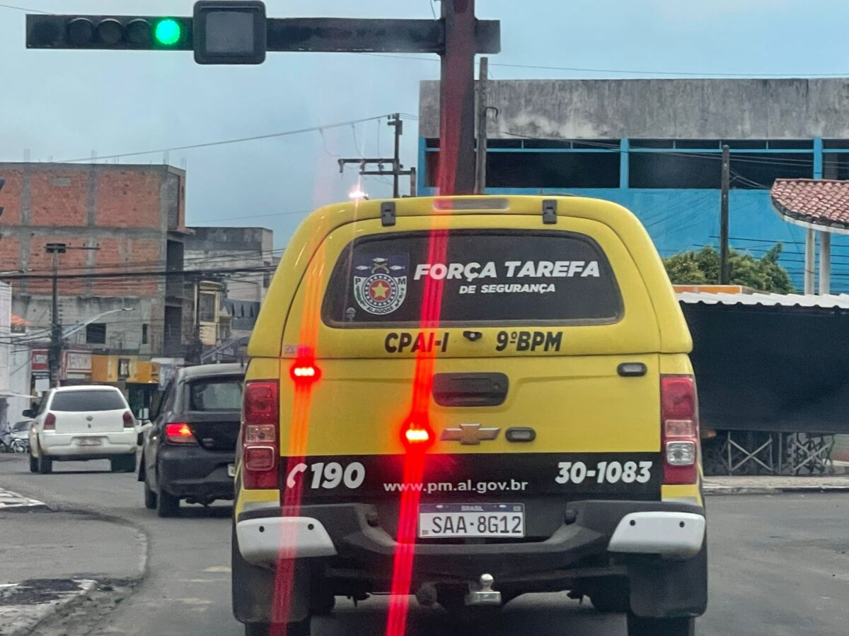 Criminosos em motocicletas roubam celular no Bairro Novo em Delmiro Gouveia
