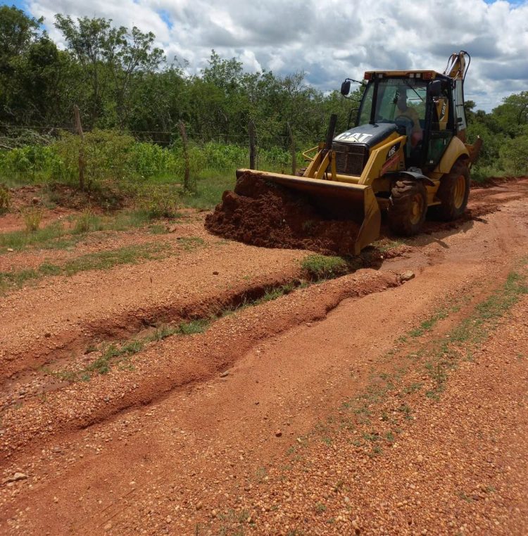 Prefeitura recupera estradas da área rural que foram danificadas com as chuvas