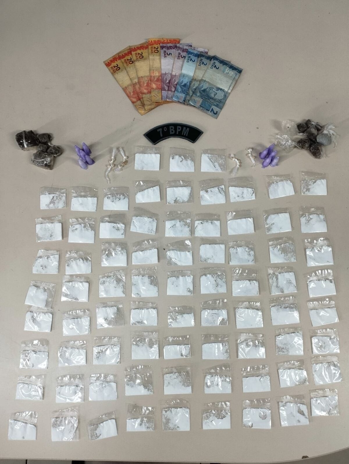 Quatro pessoas são presas acusadas de associação ao tráfico de drogas em Ouro Branco