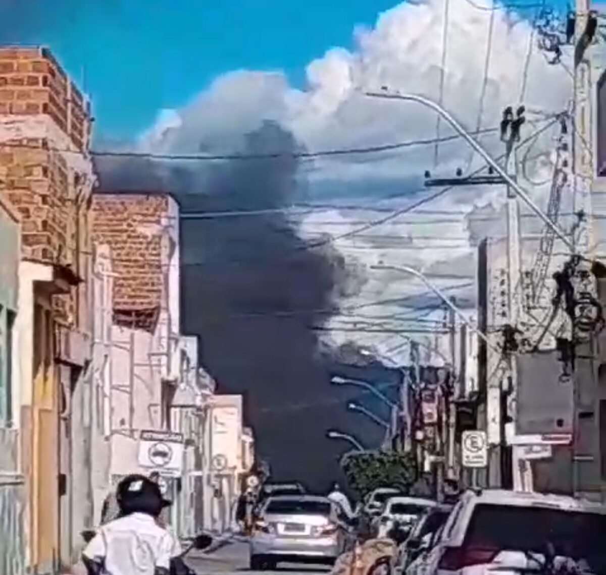 Fogo destrói Fiat Doblo em Santana do Ipanema, mas incêndio é controlado a tempo