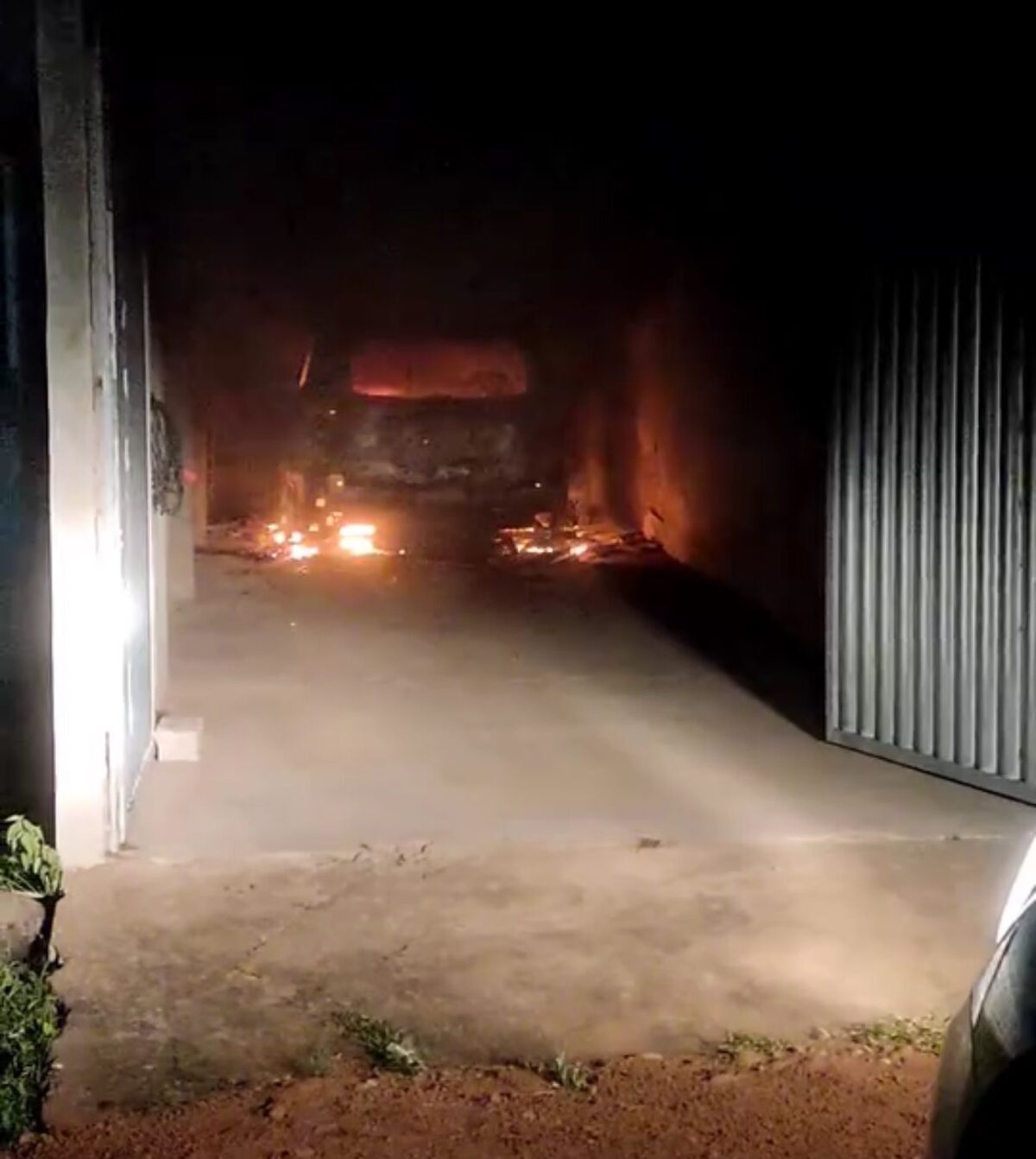 Incêndio destrói veículo em Piau, distrito de Piranhas, Alto Sertão