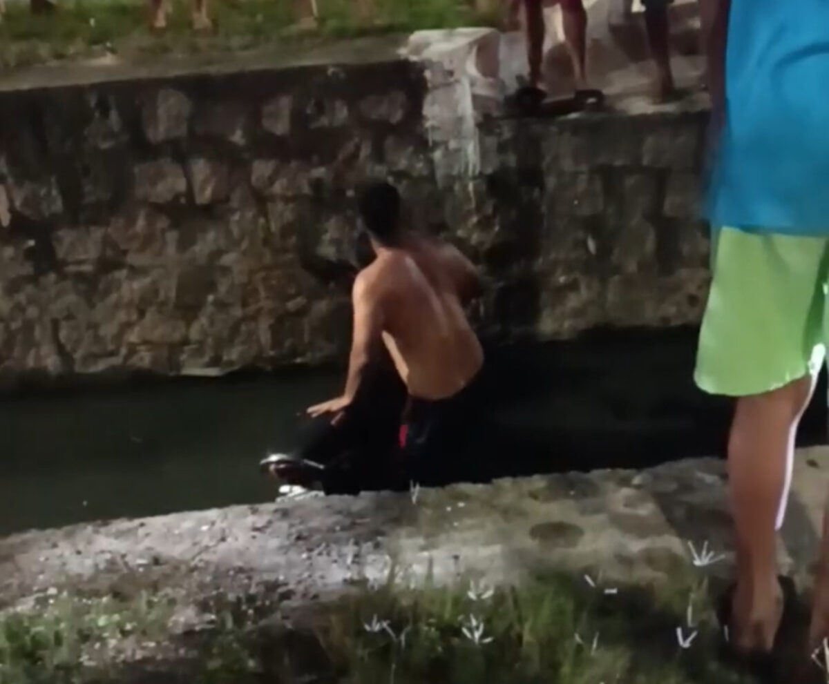 Jovem motociclista sofre acidente e cai em canal de esgoto em Delmiro Gouveia