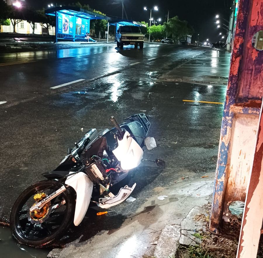 Homem fica ferido após acidente com ciclomotor e caminhonete D-20 em Delmiro Gouveia (Vídeo)