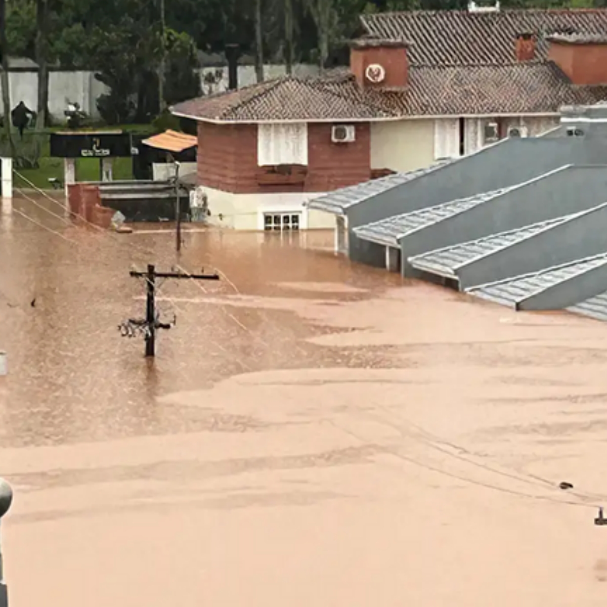 Sobe para 90 o número de mortos após enchentes que atingem o Rio Grande do Sul