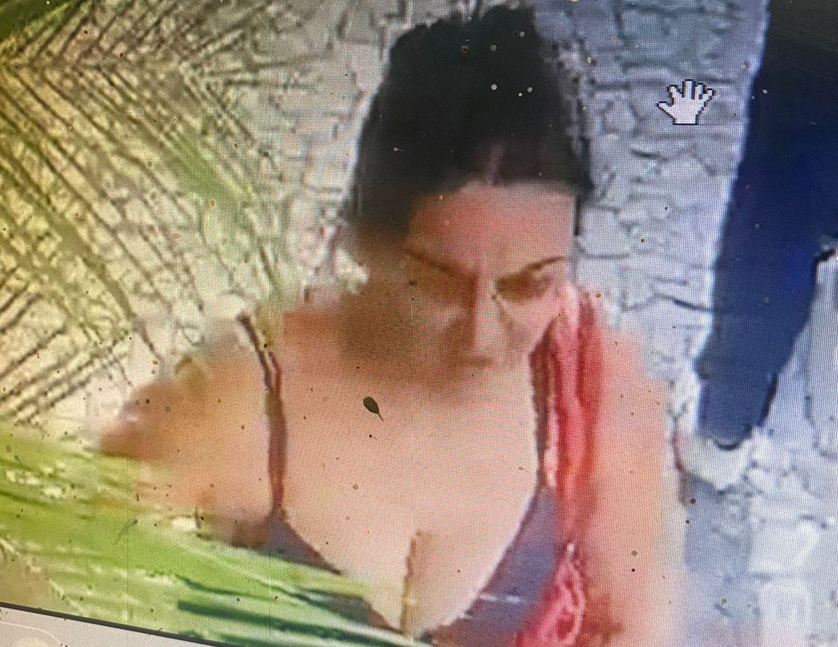 Mulher é flagrada furtando bicicleta no calçadão de Delmiro Gouveia