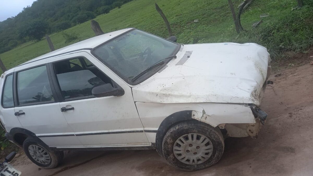 Idoso de 80 anos tem ferimento na perna após capotar veículo em estrada rural em Pariconha, Alto Sertão