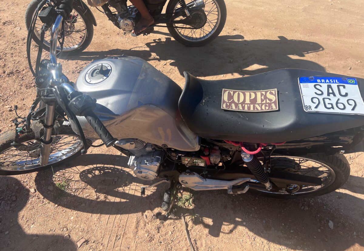 Moto que foi furtada foi parcialmente depenada e jogado em riacho em Delmiro Gouveia
