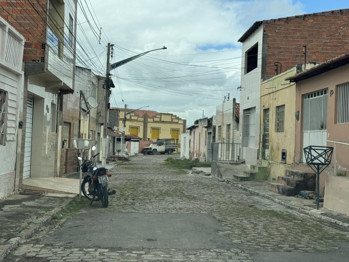 Homem com passagens pela polícia ateia fogo na casa com ele e a mãe dentro em Delmiro Gouveia