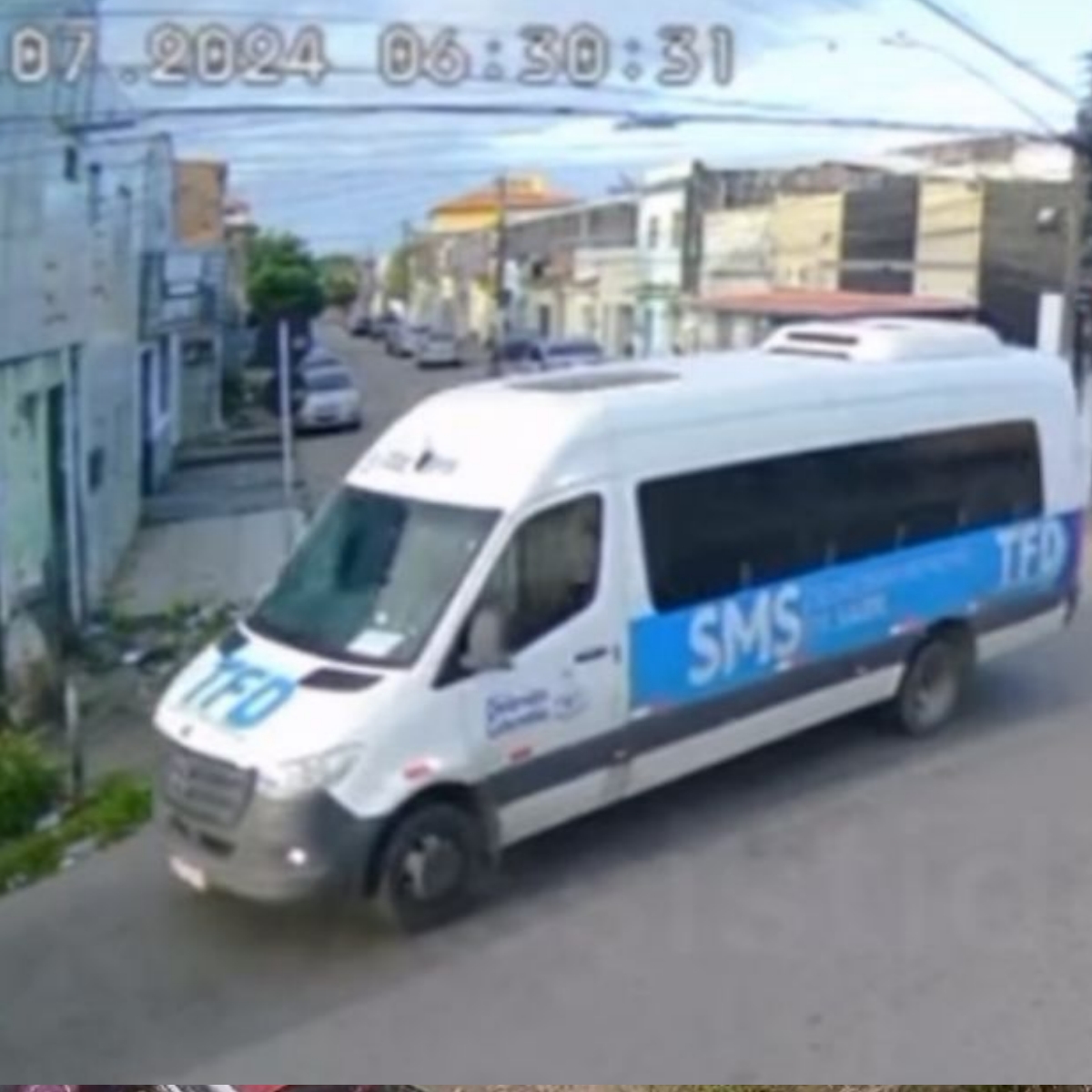 Câmera de Segurança flagra motoqueiro jogando pedra em Van do TFD de Delmiro Gouveia em Maceió