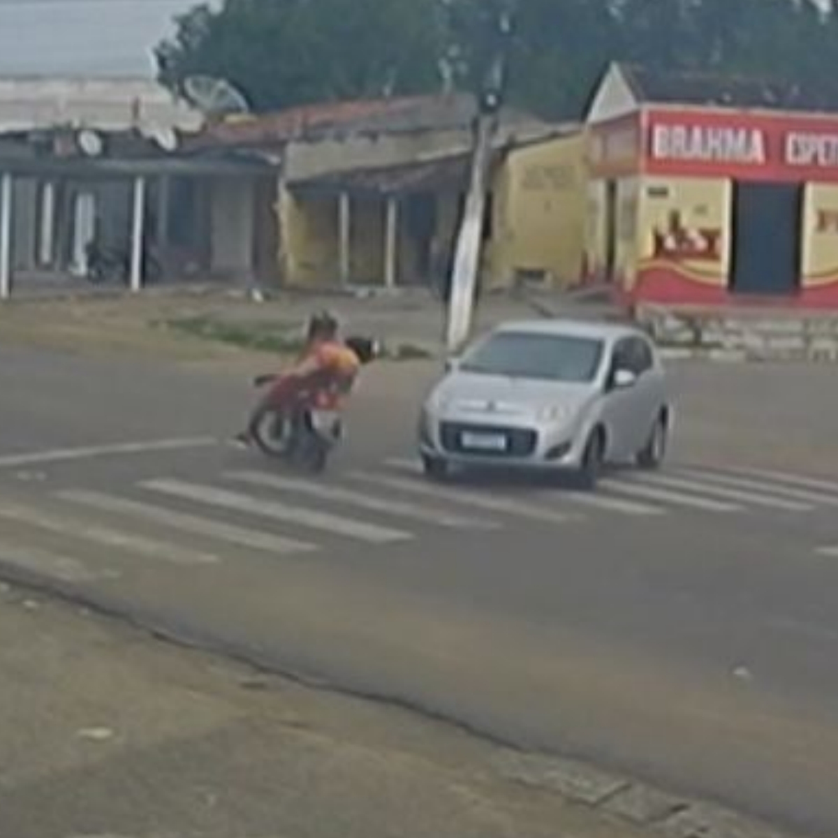 Acidente de trânsito em Delmiro Gouveia: Fiat Palio colide com motocicleta e motorista foge