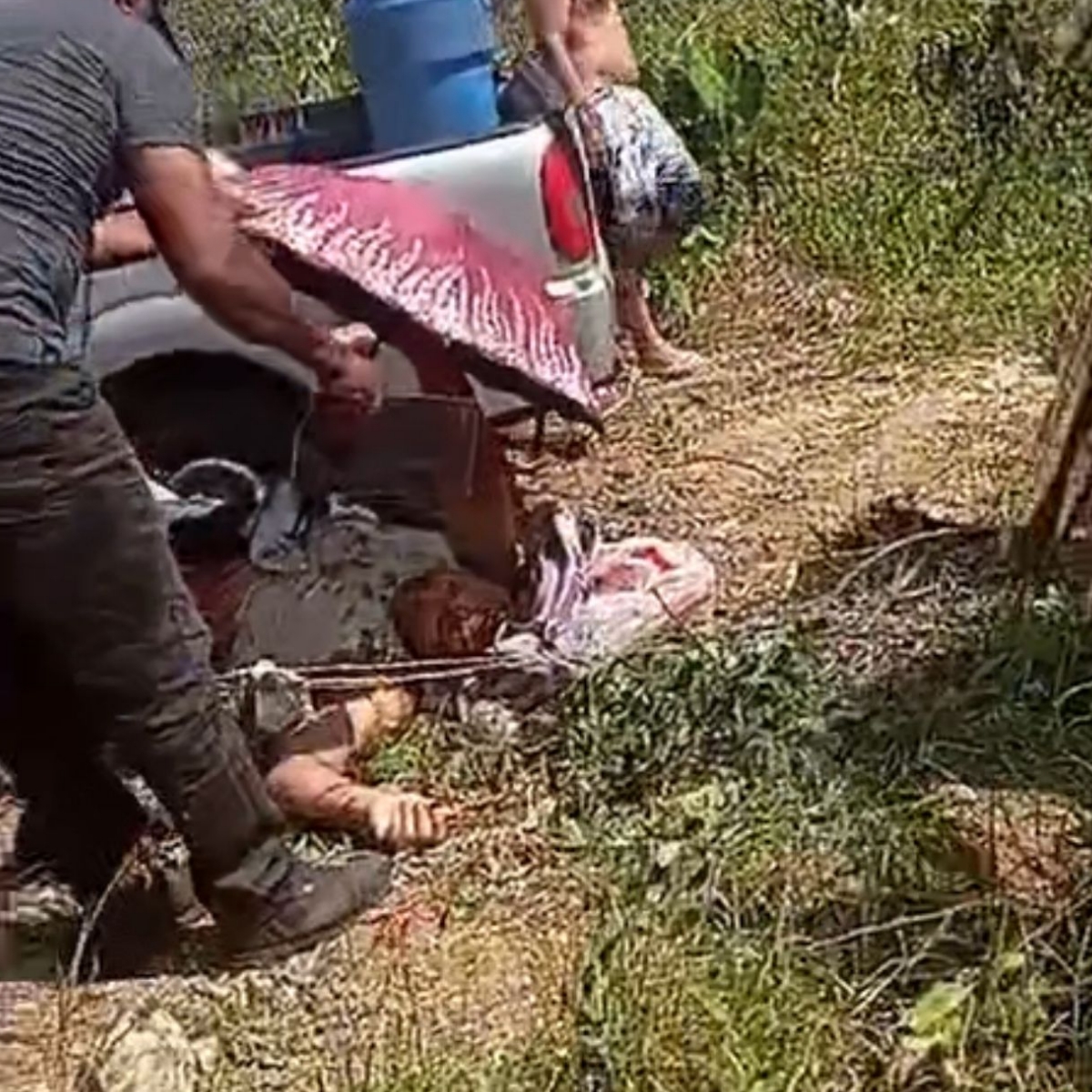 Acidente envolvendo carro e arames farpados deixa homem com vísceras expostas na AL-145 em Santa Cruz do Deserto