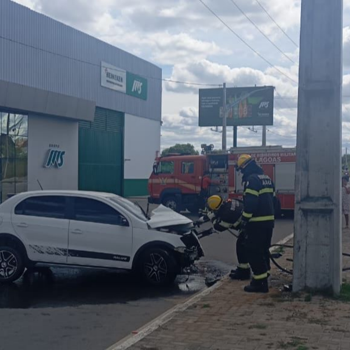 Condutor de carro desvia de cachorros, perde controle da direção e bate em poste na Avenida JK em Delmiro Gouveia