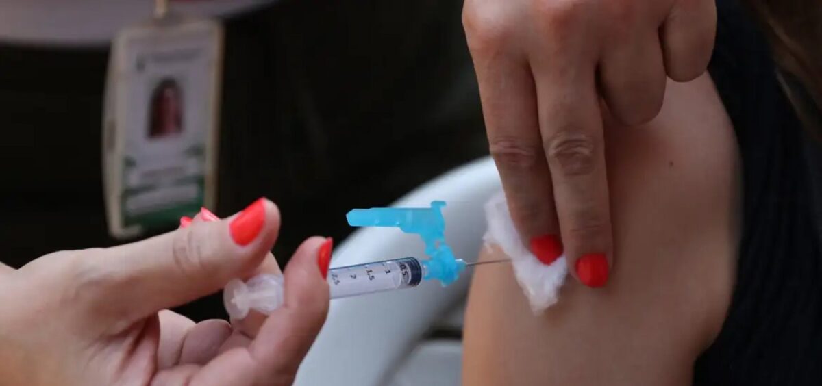 Revisão de estudos confirma segurança e eficácia da vacina da dengue disponível no SUS