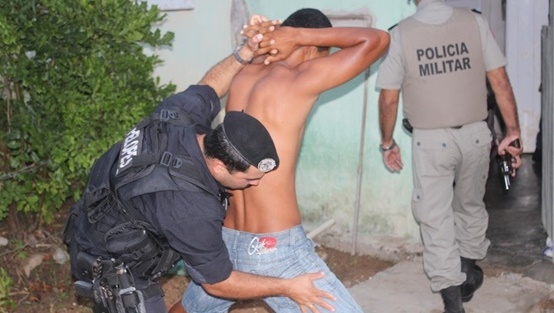 Homem com mandados de prisão em aberto é detido em Delmiro Gouveia