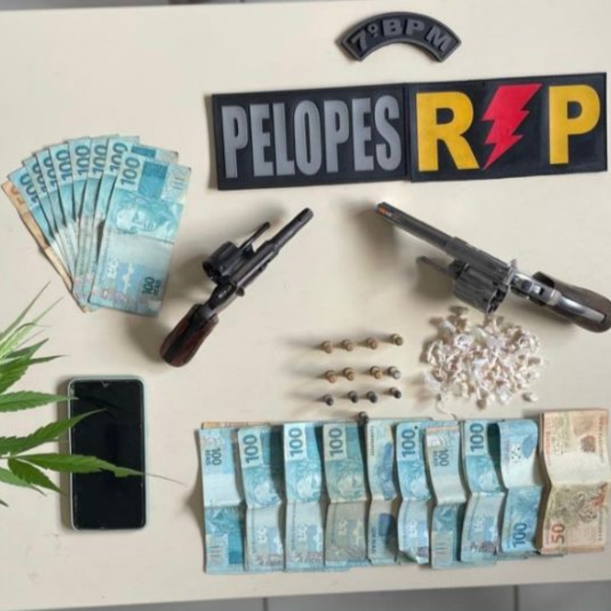 Polícia Militar prende traficante em flagrante e apreende drogas, armas e dinheiro em Santana do Ipanema-AL