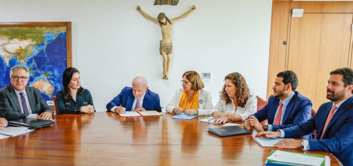 Lula sanciona lei que agrava pena para crime de feminicídio