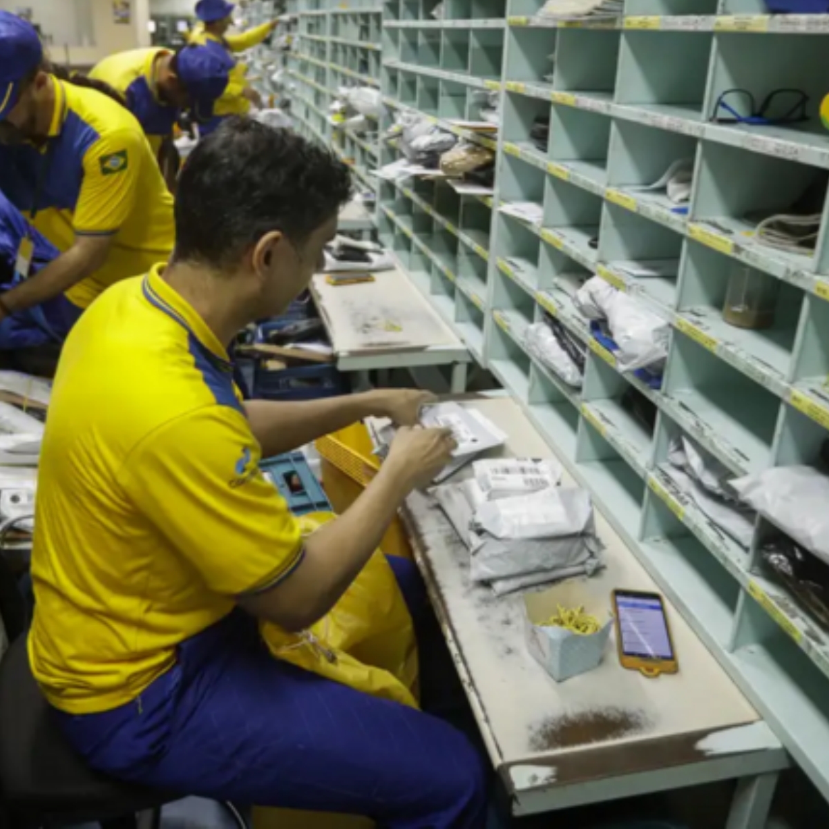 Correios publicam editais para concurso de nível médio e superior