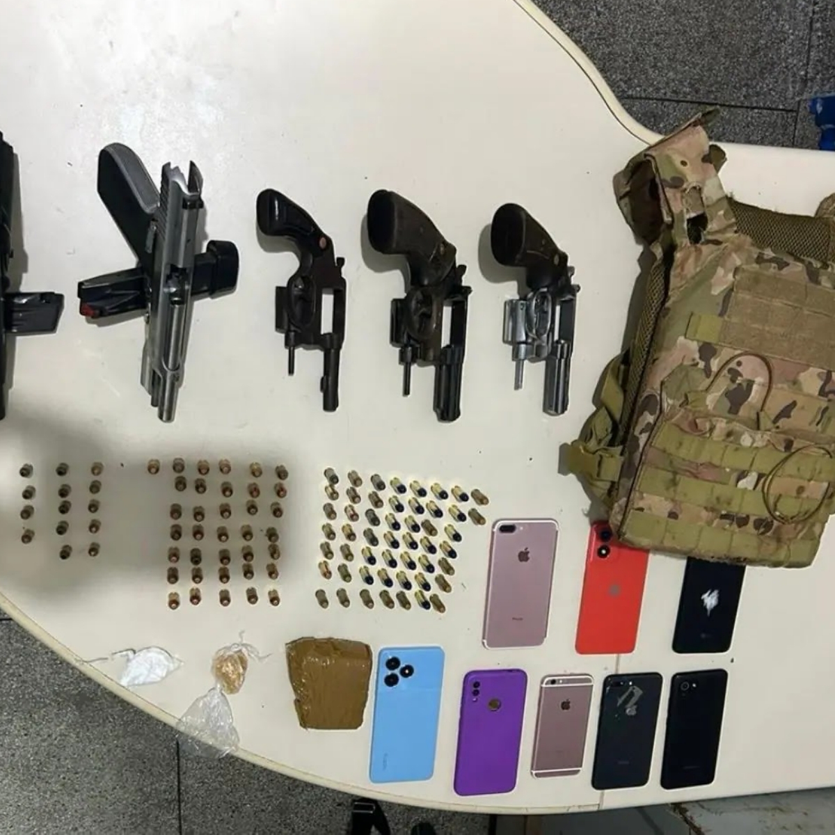 Ação policial resulta na prisão de suspeitos, apreensão de 5 armas de fogo e veículo roubado em Paulo Afonso
